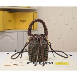 220 model 0189 with box FENDI small bucket large capacity is really too loaded la fendi new small bucket this proper retro street feeling very fashionable figure although it is a small a mini bucket bag really full of loaded cell phone nursery car keys P 