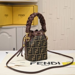 220 model 0189 with box FENDI small bucket large capacity is really too loaded la fendi new small bucket this proper retro street feeling very fashionable figure although it is a small a mini bucket bag really full of loaded cell phone nursery car keys P 