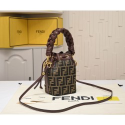 220 model 0189 with box FENDI small bucket large capacity is really too loaded la fendi new small bucket this proper retro street feeling very fashionable figure although it is a small a mini bucket bag really full of loaded cell phone nursery car keys P 