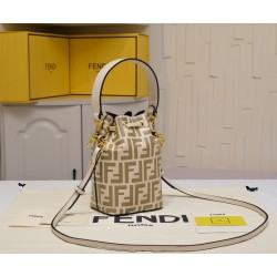 180 upgraded version of the 100% cowhide Fendi MINI BUCKET small and exquisite but so large capacity double F classic and return to the unique F double circle on this exquisite system to add a chic embellishment can be handheld or crossbody to meet your v