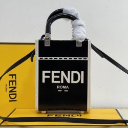 Upgraded batch 320Sunshine mini tote lacquer leather engraved with FENDI ROMA display natural canvas backing brown plexiglass hard handles with spacious canvas mini tote with a AII White immediately become the only highlight of the body spring chic can no