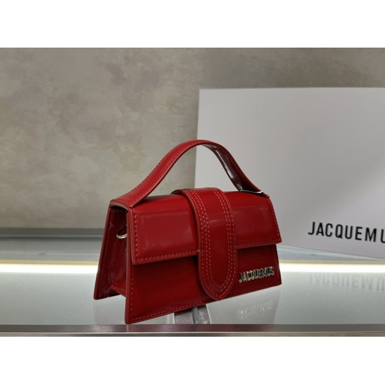 Open-edge beaded leather
 Bambin* Crossbody/Handbag
At first glance, the glossy leather has a high level of sophistication, injecting a touch of French lightness! The new patent leather material for fall and winter is super nice~ The high saturation color