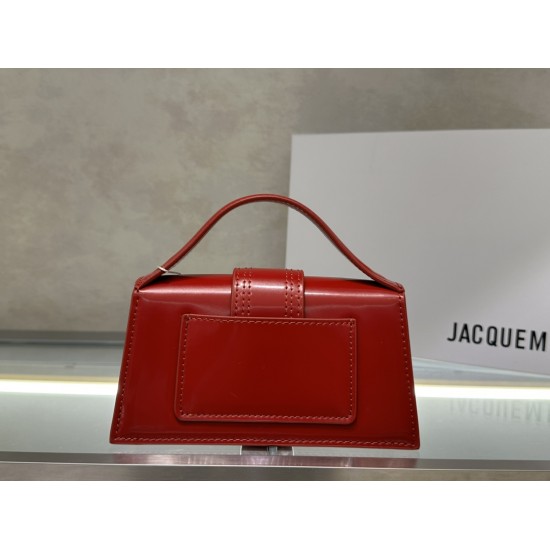 Open-edge beaded leather
 Bambin* Crossbody/Handbag
At first glance, the glossy leather has a high level of sophistication, injecting a touch of French lightness! The new patent leather material for fall and winter is super nice~ The high saturation color