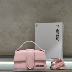 Open-edge beaded leather
 Bambin* Crossbody/Handbag
At first glance, the glossy leather has a high level of sophistication, injecting a touch of French lightness! The new patent leather material for fall and winter is super nice~ The high saturation color