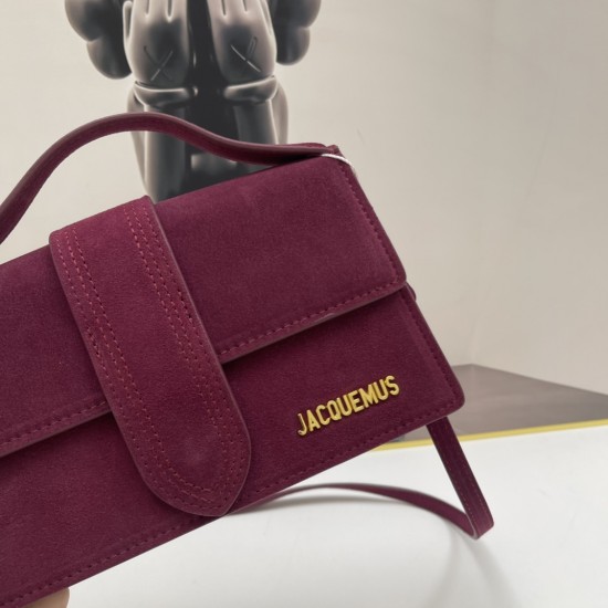 
Jacquemus̶ bamnino New Crossbody Bag
The niche brand that's literally blowing up on ins is back with a new hit.
The new bag design also adds suede material, which is more suitable for the texture of fall and winter. It can be turned into a handbag in sec