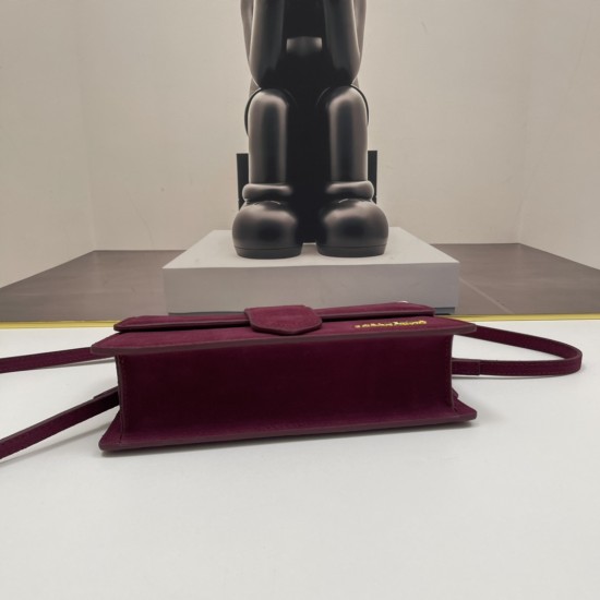 
Jacquemus̶ bamnino New Crossbody Bag
The niche brand that's literally blowing up on ins is back with a new hit.
The new bag design also adds suede material, which is more suitable for the texture of fall and winter. It can be turned into a handbag in sec
