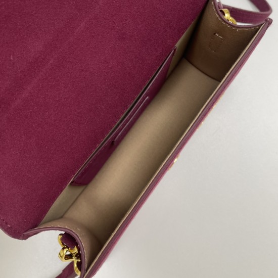 
Jacquemus̶ bamnino New Crossbody Bag
The niche brand that's literally blowing up on ins is back with a new hit.
The new bag design also adds suede material, which is more suitable for the texture of fall and winter. It can be turned into a handbag in sec