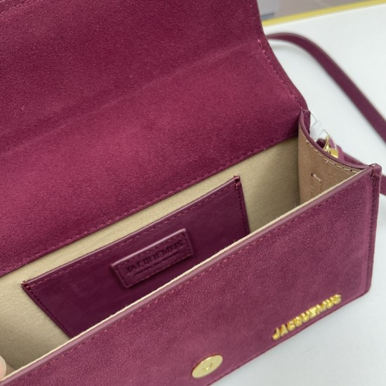 
Jacquemus̶ bamnino New Crossbody Bag
The niche brand that's literally blowing up on ins is back with a new hit.
The new bag design also adds suede material, which is more suitable for the texture of fall and winter. It can be turned into a handbag in sec