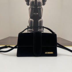 
Jacquemus̶ bamnino New Crossbody Bag
The niche brand that's literally blowing up on ins is back with a new model.
The new bag design also adds suede material, which is more suitable for the texture of fall and winter. It can be turned into a handbag in s