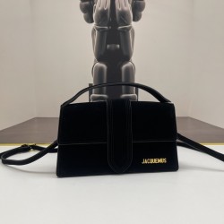 
Jacquemus̶ bamnino New Crossbody Bag
The niche brand that's literally blowing up on ins is back with a new model.
The new bag design also adds suede material, which is more suitable for the texture of fall and winter. It can be turned into a handbag in s