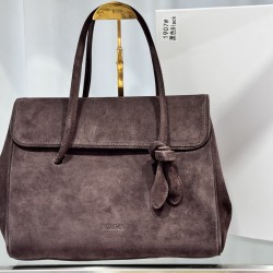 Jacquemux Collection Head-brushed cowhide From the shape and design to the internal structure, the bag is a bit of Row in Row air There is a heartwarming 