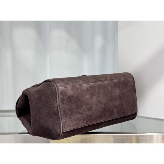 Jacquemux Collection Head-brushed cowhide From the shape and design to the internal structure, the bag is a bit of Row in Row air There is a heartwarming 