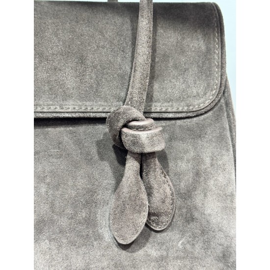 Jacquemux Collection Head-brushed cowhide From the shape and design to the internal structure, the bag is a bit of Row in Row air There is a heartwarming 