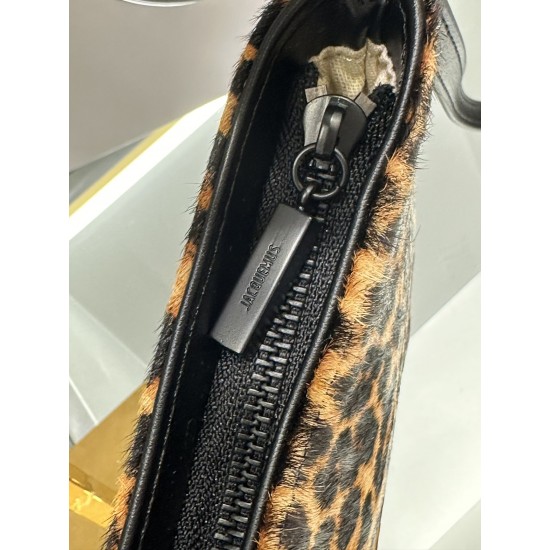 Le bisou kissing/underarm bag (leopard print)
After moving to Paris from the South of France, self-taught designer Simon Porte Jacquemus launched his eponymous label at the age of 18. Chic and individualistic, Jacquemu reinterprets the modern woman with d