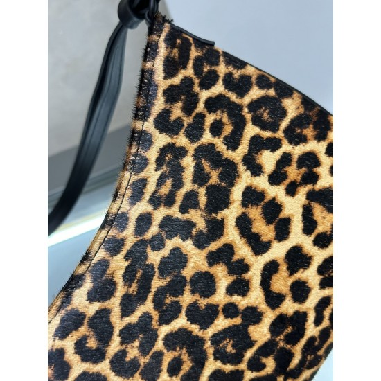 Le bisou kissing/underarm bag (leopard print)
After moving to Paris from the South of France, self-taught designer Simon Porte Jacquemus launched his eponymous label at the age of 18. Chic and individualistic, Jacquemu reinterprets the modern woman with d
