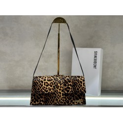Jacquem** new shoulder bag (leopard print)
The niche brand that really exploded on the ins is a new type of bag with a sense of design, cowhide, and a small bag that can be turned into a clutch in a second.
It can be turned into a handbag in a second, and