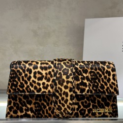 Jacquem** new shoulder bag (leopard print)
The niche brand that really exploded on the ins is a new type of bag with a sense of design, cowhide, and a small bag that can be turned into a clutch in a second.
It can be turned into a handbag in a second, and