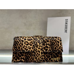 Jacquem** new shoulder bag (leopard print)
The niche brand that really exploded on the ins is a new type of bag with a sense of design, cowhide, and a small bag that can be turned into a clutch in a second.
It can be turned into a handbag in a second, and