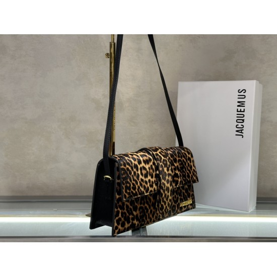 Jacquem** new shoulder bag (leopard print)
The niche brand that really exploded on the ins is a new type of bag with a sense of design, cowhide, and a small bag that can be turned into a clutch in a second.
It can be turned into a handbag in a second, and
