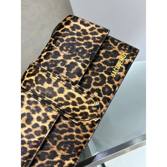 Jacquem** new shoulder bag (leopard print)
The niche brand that really exploded on the ins is a new type of bag with a sense of design, cowhide, and a small bag that can be turned into a clutch in a second.
It can be turned into a handbag in a second, and