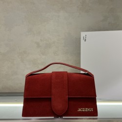 Jacquemus̶ bamnino New Crossbody Bag
The niche brand that's literally blowing up on ins is back with a new model.
The new bag design also adds suede material, which is more suitable for the texture of fall and winter. It can be turned into a handbag in se
