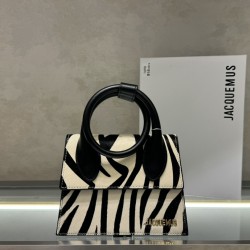Jacquem***, a popular item that can be carried on the shoulder, is coming (Zebra 