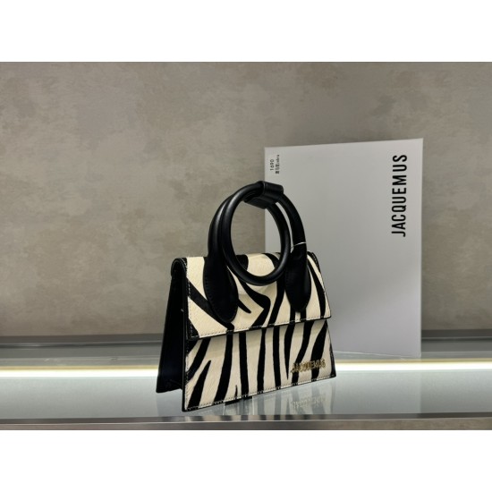 Jacquem***, a popular item that can be carried on the shoulder, is coming (Zebra 