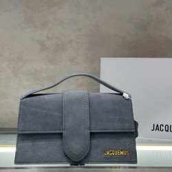 Jacquemus̶ bamnino New Crossbody Bag
The niche brand that's literally blowing up on ins is back with a new model.
The new bag design also adds suede material, which is more suitable for the texture of fall and winter. It can be turned into a handbag in se