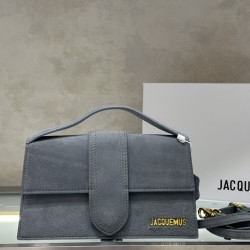Jacquemus̶ bamnino New Crossbody Bag
The niche brand that's literally blowing up on ins is back with a new model.
The new bag design also adds suede material, which is more suitable for the texture of fall and winter. It can be turned into a handbag in se