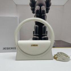 Jacquemus̶ Le sac Rond new collection is here!
The large circle shape is too unique and too suitable for summer styling!
There is a thoughtful design of a shoulder strap Oh, can be hand-carried or cross-body, to the whole! The solid color of the bag is ma