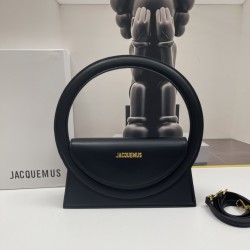 Jacquemus̶ Le sac Rond new collection is here!
The large circle shape is too unique and too suitable for summer styling!
There is a thoughtful design of a shoulder strap Oh, can be hand-carried or cross-body, to the whole! The solid color of the bag is ma
