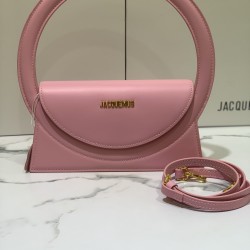 Jacquemus̶ Le sac Rond new collection is here!
The large circle shape is too unique and too suitable for summer styling!
There is a thoughtful design of a shoulder strap Oh, can be hand-carried or cross-body, to the whole! The solid color of the bag is ma