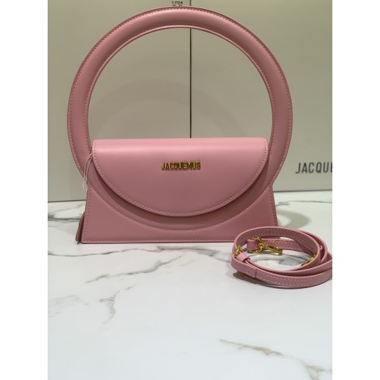 Jacquemus̶ Le sac Rond new collection is here!
The large circle shape is too unique and too suitable for summer styling!
There is a thoughtful design of a shoulder strap Oh, can be hand-carried or cross-body, to the whole! The solid color of the bag is ma
