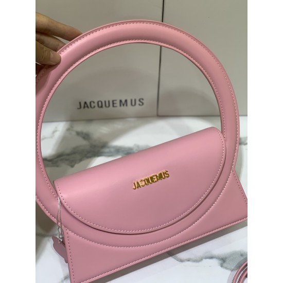 Jacquemus̶ Le sac Rond new collection is here!
The large circle shape is too unique and too suitable for summer styling!
There is a thoughtful design of a shoulder strap Oh, can be hand-carried or cross-body, to the whole! The solid color of the bag is ma