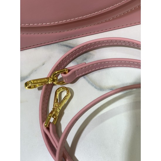 Jacquemus̶ Le sac Rond new collection is here!
The large circle shape is too unique and too suitable for summer styling!
There is a thoughtful design of a shoulder strap Oh, can be hand-carried or cross-body, to the whole! The solid color of the bag is ma