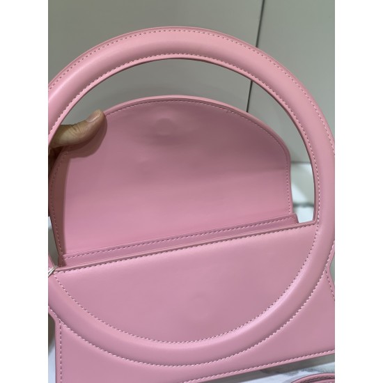 Jacquemus̶ Le sac Rond new collection is here!
The large circle shape is too unique and too suitable for summer styling!
There is a thoughtful design of a shoulder strap Oh, can be hand-carried or cross-body, to the whole! The solid color of the bag is ma