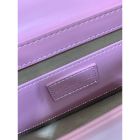 Jacquemus̶ Le sac Rond new collection is here!
The large circle shape is too unique and too suitable for summer styling!
There is a thoughtful design of a shoulder strap Oh, can be hand-carried or cross-body, to the whole! The solid color of the bag is ma