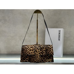 Jacquem** new shoulder bag (leopard print)
The niche brand that really exploded on the ins is a new type of bag with a sense of design, cowhide, and a small bag that can be turned into a clutch in a second.
It can be turned into a handbag in a second, and