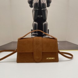 
Jacquemus̶ bamnino New Crossbody Bag
The niche brand that's literally blowing up on ins is back with a new model.
The new bag design also adds suede material, which is more suitable for the texture of fall and winter. It can be turned into a handbag in s