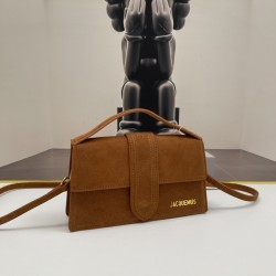 
Jacquemus̶ bamnino New Crossbody Bag
The niche brand that's literally blowing up on ins is back with a new model.
The new bag design also adds suede material, which is more suitable for the texture of fall and winter. It can be turned into a handbag in s