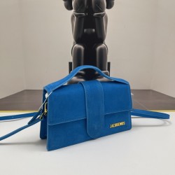 
Jacquemus̶ bamnino New Crossbody Bag
The niche brand that's literally blowing up on ins is back with a new model.
The new bag design also adds suede material, which is more suitable for the texture of fall and winter. It can be turned into a handbag in s