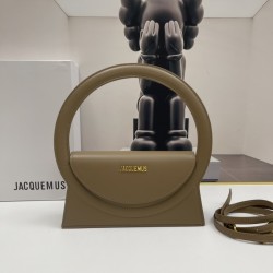 Jacquemus̶ Le sac Rond new collection is here!
The large circle shape is too unique and too suitable for summer styling!
There is a thoughtful design of a shoulder strap Oh, can be hand-carried or cross-body, to the whole! The solid color of the bag is ma