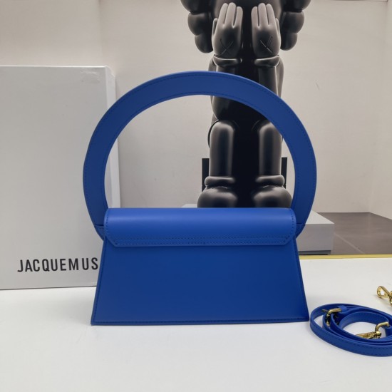 Jacquemus̶ Le sac Rond new collection is here!
The big circle shape is too unique and too suitable for summer styling!
There is a thoughtful design of a shoulder strap Oh, can be hand-carried or cross-body, to the whole! The solid color of the bag is matc