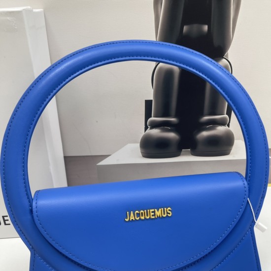 Jacquemus̶ Le sac Rond new collection is here!
The big circle shape is too unique and too suitable for summer styling!
There is a thoughtful design of a shoulder strap Oh, can be hand-carried or cross-body, to the whole! The solid color of the bag is matc