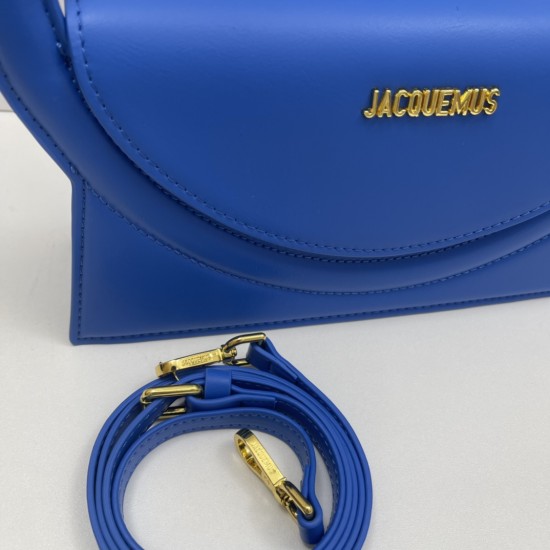 Jacquemus̶ Le sac Rond new collection is here!
The big circle shape is too unique and too suitable for summer styling!
There is a thoughtful design of a shoulder strap Oh, can be hand-carried or cross-body, to the whole! The solid color of the bag is matc