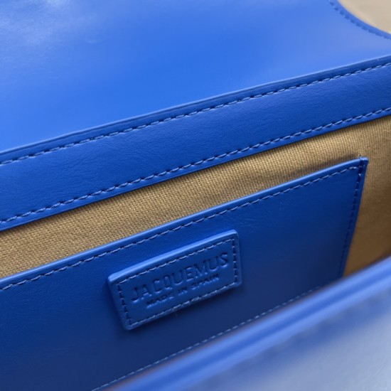 Jacquemus̶ Le sac Rond new collection is here!
The big circle shape is too unique and too suitable for summer styling!
There is a thoughtful design of a shoulder strap Oh, can be hand-carried or cross-body, to the whole! The solid color of the bag is matc