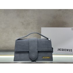 
Jacquemus̶ bamnino New Crossbody Bag
The niche brand that's literally blowing up on ins is back with a new model.
The new bag design also adds suede material, which is more suitable for the texture of fall and winter. It can be turned into a handbag in s
