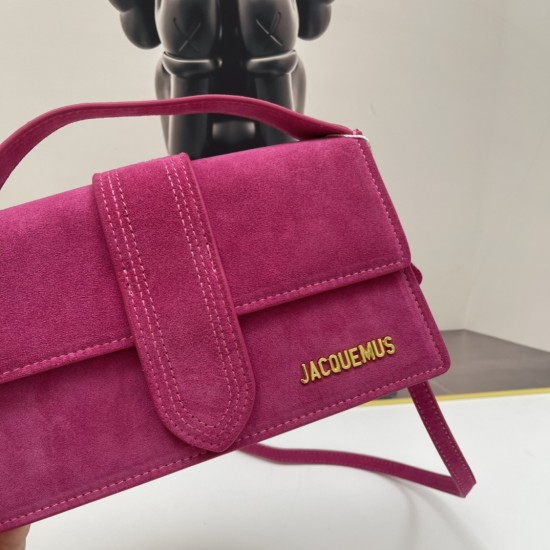 
Jacquemus̶ bamnino New Crossbody Bag
The niche brand that's literally blowing up on ins is back with a new model.
The new bag design also adds suede material, which is more suitable for the texture of fall and winter. It can be turned into a handbag in s