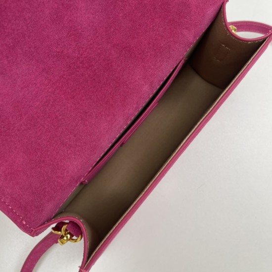 
Jacquemus̶ bamnino New Crossbody Bag
The niche brand that's literally blowing up on ins is back with a new model.
The new bag design also adds suede material, which is more suitable for the texture of fall and winter. It can be turned into a handbag in s