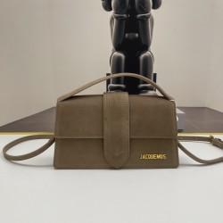
Jacquemus̶ bamnino New Crossbody Bag
The niche brand that's literally blowing up on ins is back with a new model.
The new bag design also adds suede material, which is more suitable for the texture of fall and winter. It can be turned into a handbag in s